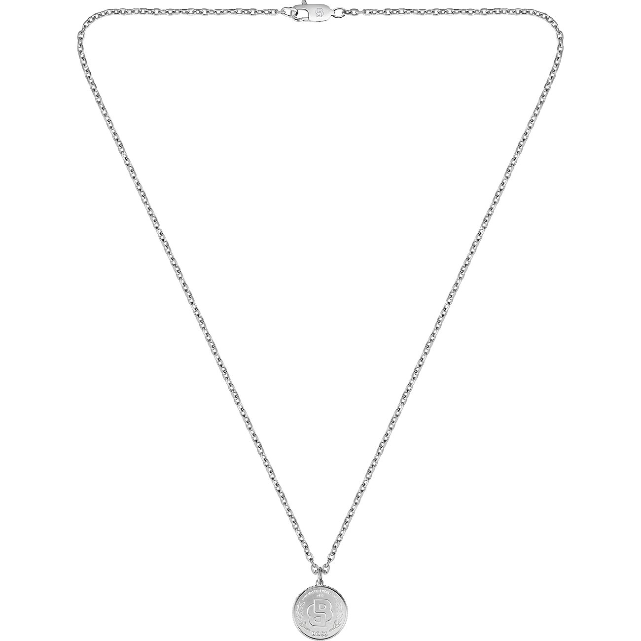 Boss Halsschmuck aus Edelstahl mit rundem Anhänger im Detail. Der Anhänger zeigt ein verschnörkeltes „B“.