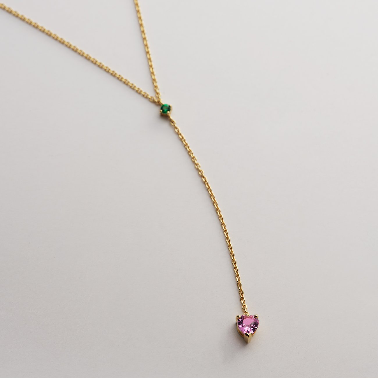 Guido Maria Kretschmer Y-Kette aus recyceltem Silber mit einem grünen und einem pinkfarbenen Zirkonia-Farbstein.