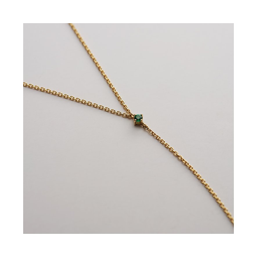Ein zierliches Guido Maria Kretschmer Y-Collier aus recyceltem, vergoldetem Silber mit einem grünen Zirkonia.