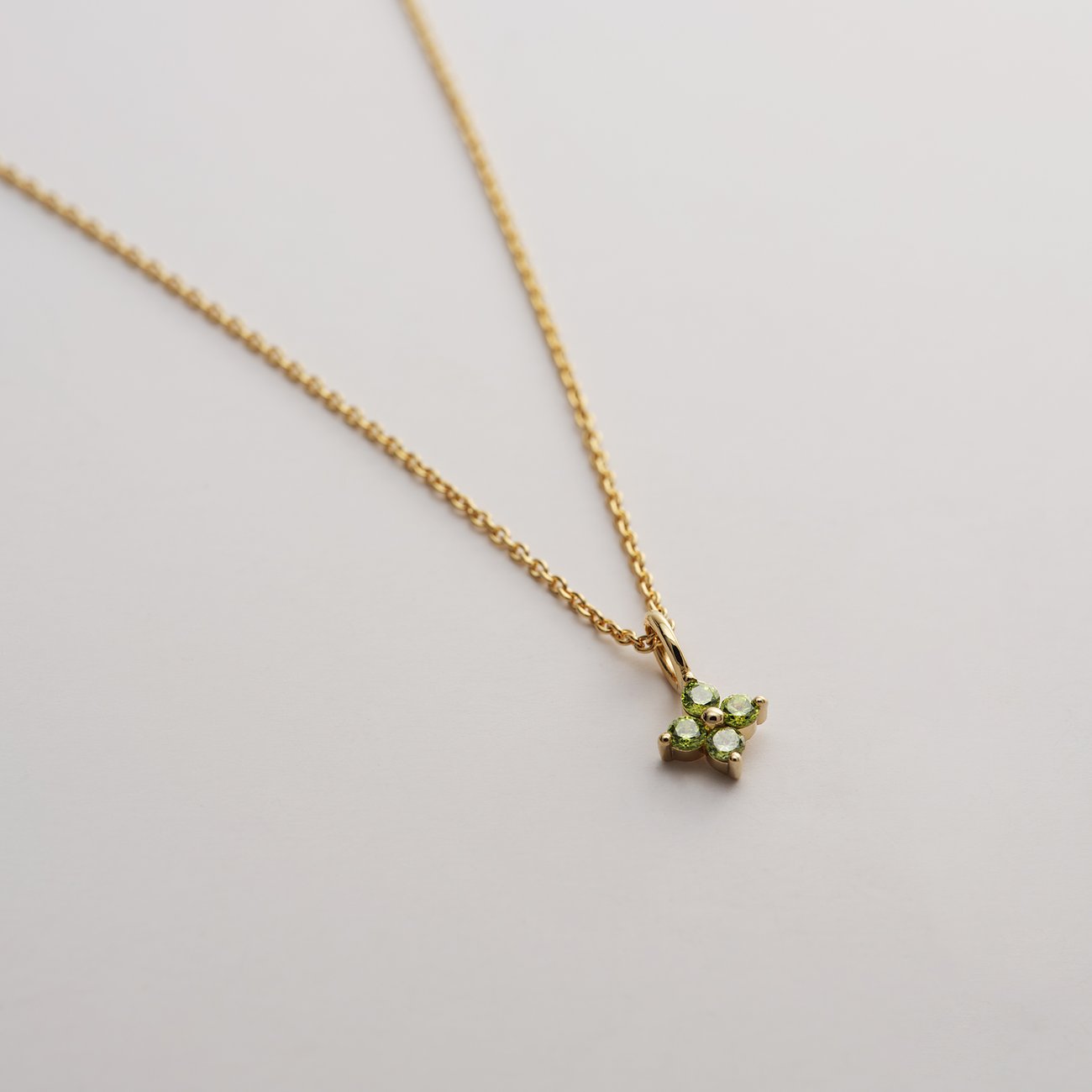 Guido Maria Kretschmer Halskette aus recyceltem Silber mit vergoldeter Kette und Zirkonia als Farbsteinen.