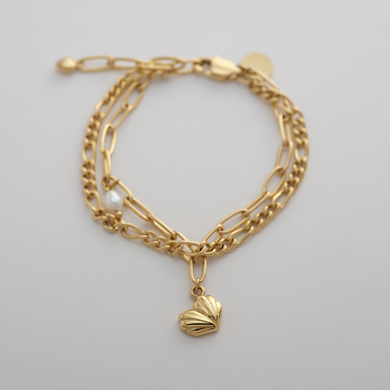 Bracciale dorato Guido Maria Kretschmer in acciaio inossidabile con perla e ciondolo a cuore.