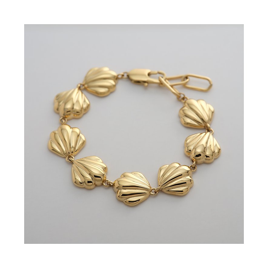 Un bracelet doré Guido Maria Kretschmer en acier inoxydable avec des éléments de coquillage artistiques.