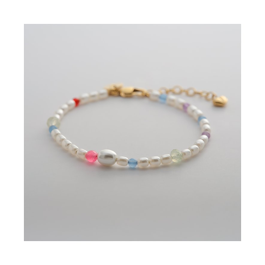 Närbild av Guido Maria Kretschmer armband i rostfritt stål med vita pärlor och färgglada glasstenar.