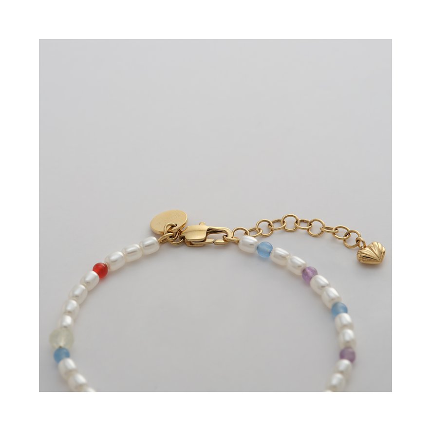 Guido Maria Kretschmer armband: guldfärgat rostfritt stål med vita pärlor och färgglada glasstenar, närbild.