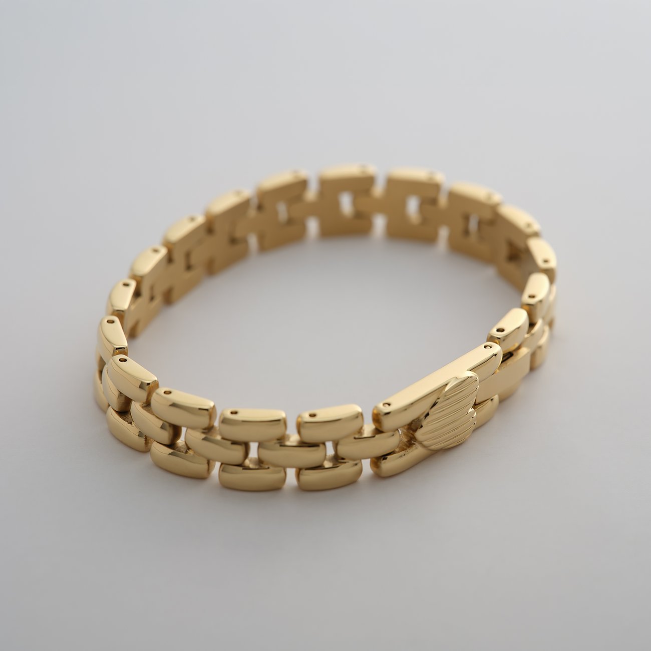 Bracciale Guido Maria Kretschmer in acciaio inossidabile color oro con dettagli strutturati sulla chiusura.