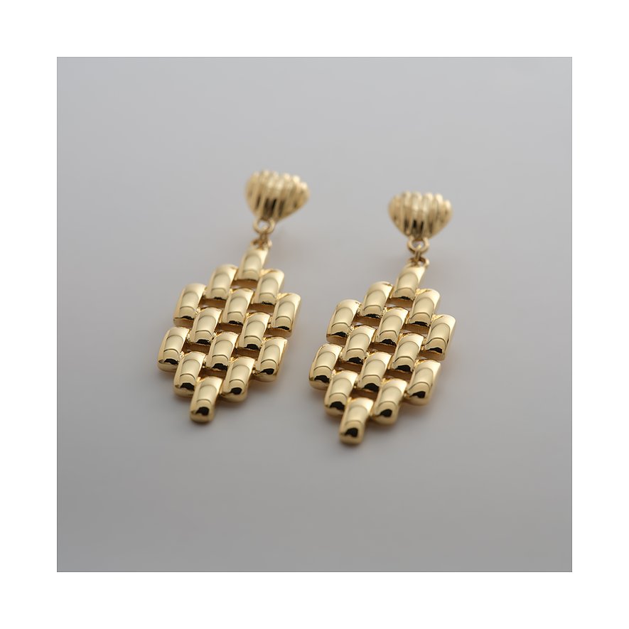 Een paar Guido Maria Kretschmer oorbellen van goudkleurig edelstaal met geometrisch geordende, glanzende buisjes.