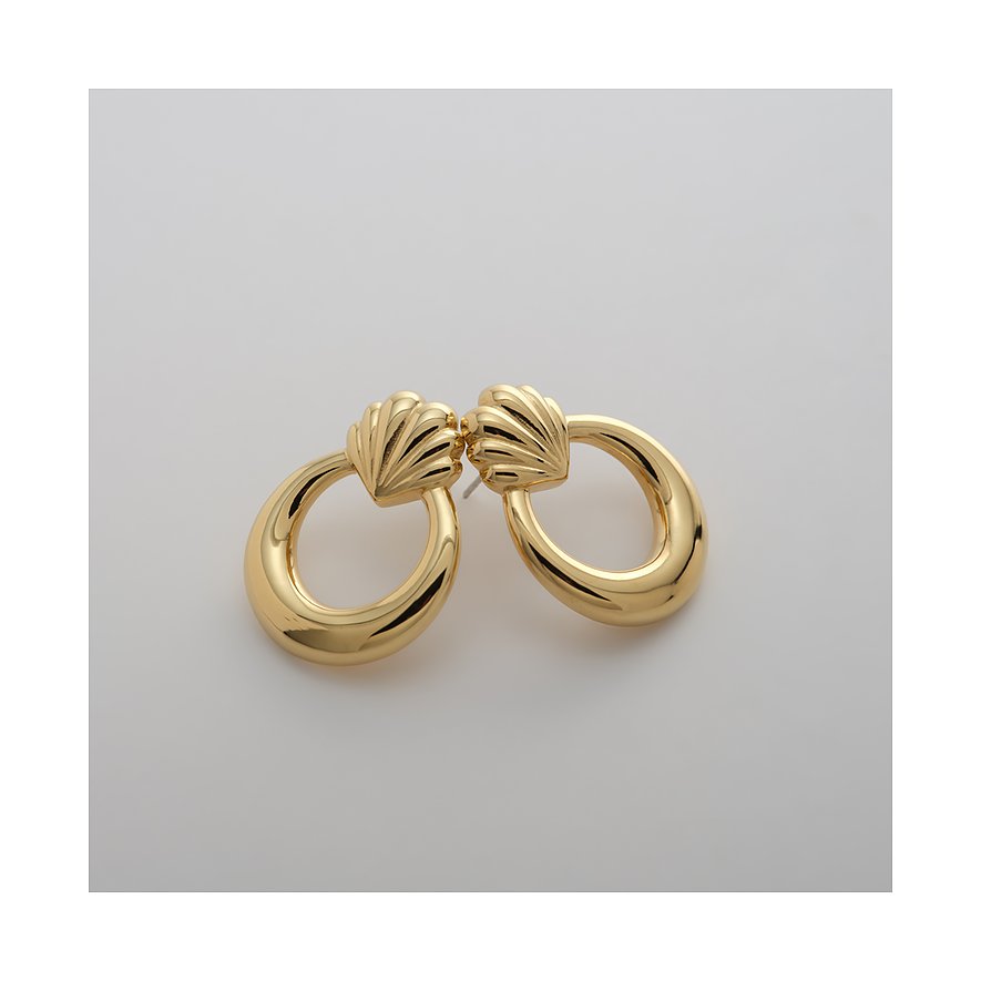 Ein Paar goldfarbene Guido Maria Kretschmer Ohrringe aus Edelstahl mit geriffelten Muschelmotiven und ovalen Anhängern