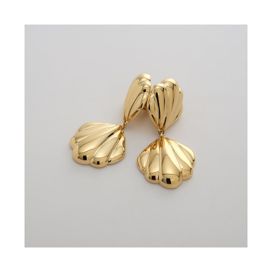 Ein Paar goldfarbene Guido Maria Kretschmer Ohrschmuck aus Edelstahl in gewelltem Muschelschalen-Design.