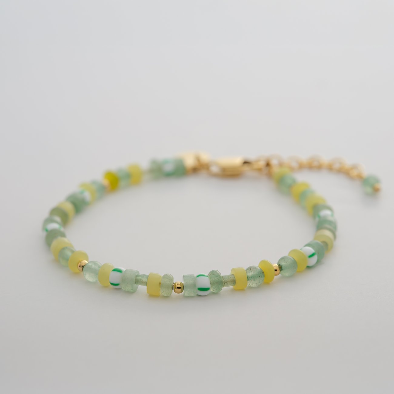 Guido Maria Kretschmer Armschmuck aus Edelstahl mit farbigen Glassteinen.