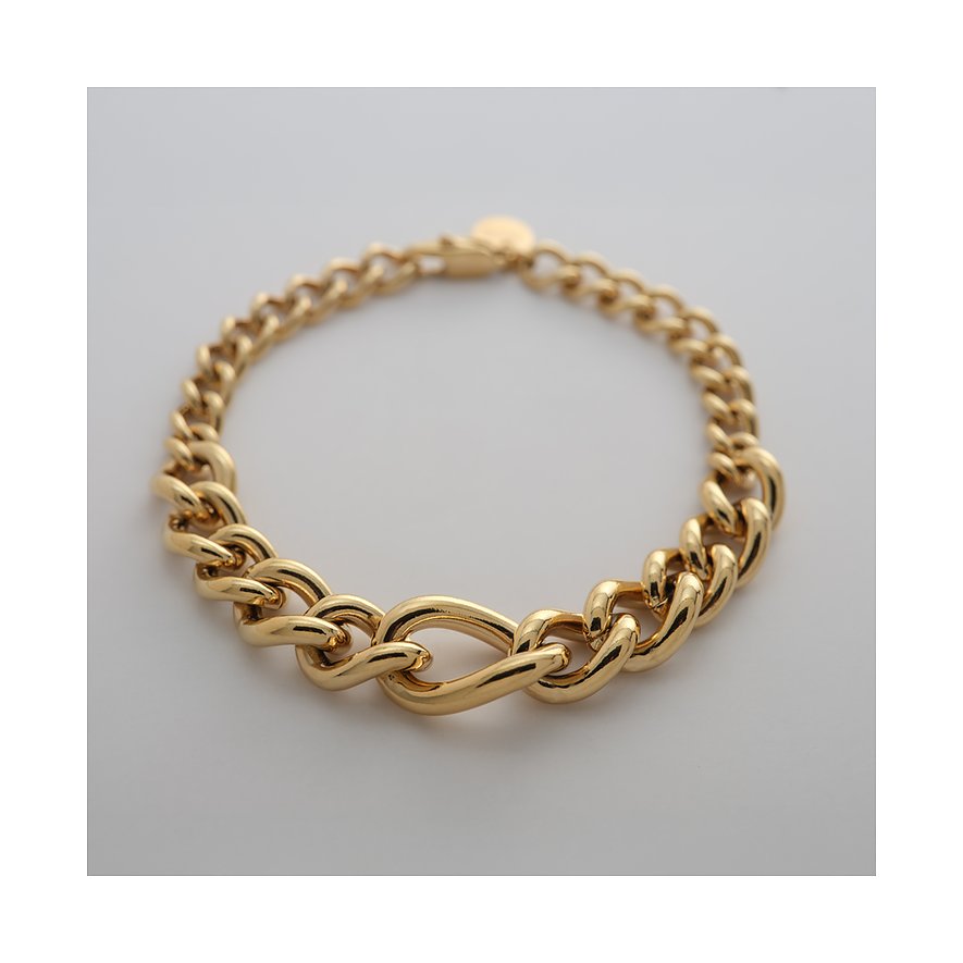 Bracciale Guido Maria Kretschmer, acciaio inossidabile placcato oro giallo, look catena, maglia ovale, sfondo bianco.