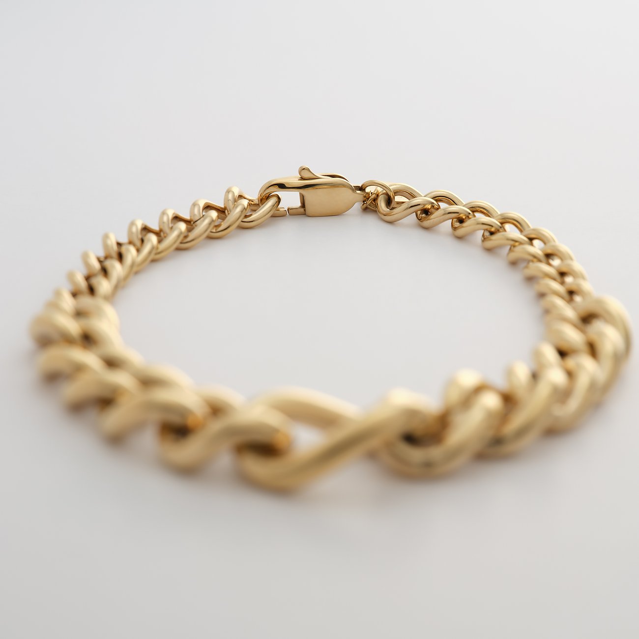 Bracciale Guido Maria Kretschmer in acciaio inossidabile color oro, una massiccia catena a maglie con chiusura a moschettone.