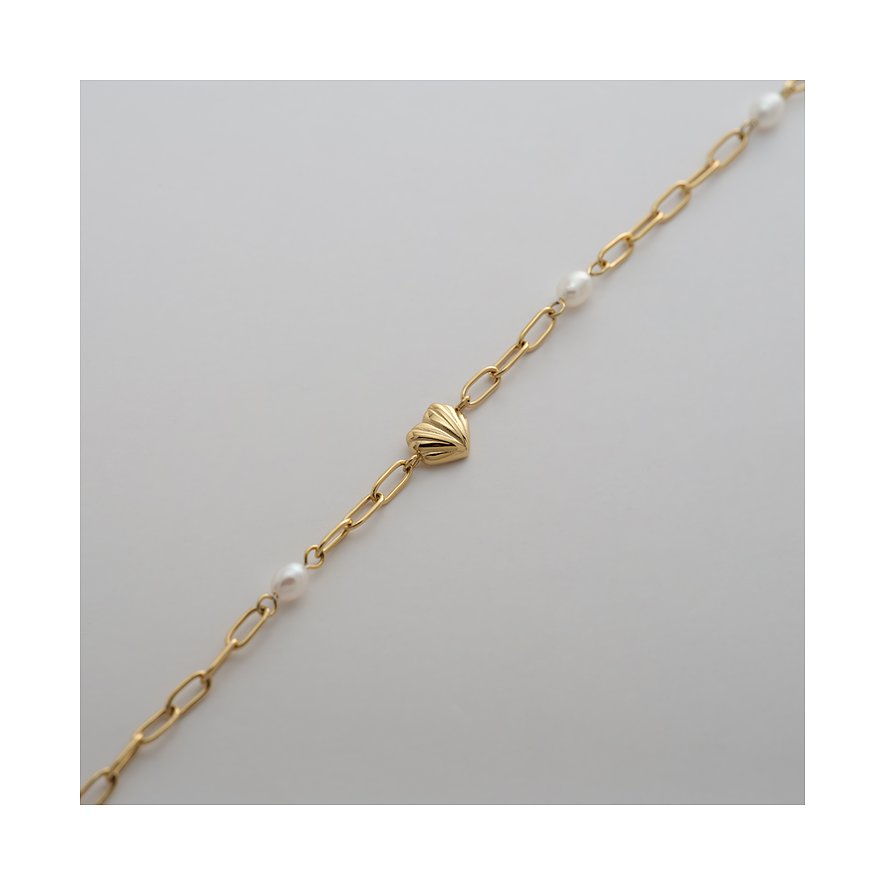 Guido Maria Kretschmer armband i guldfärgat rostfritt stål med hjärtdetalj och vita pärlor.