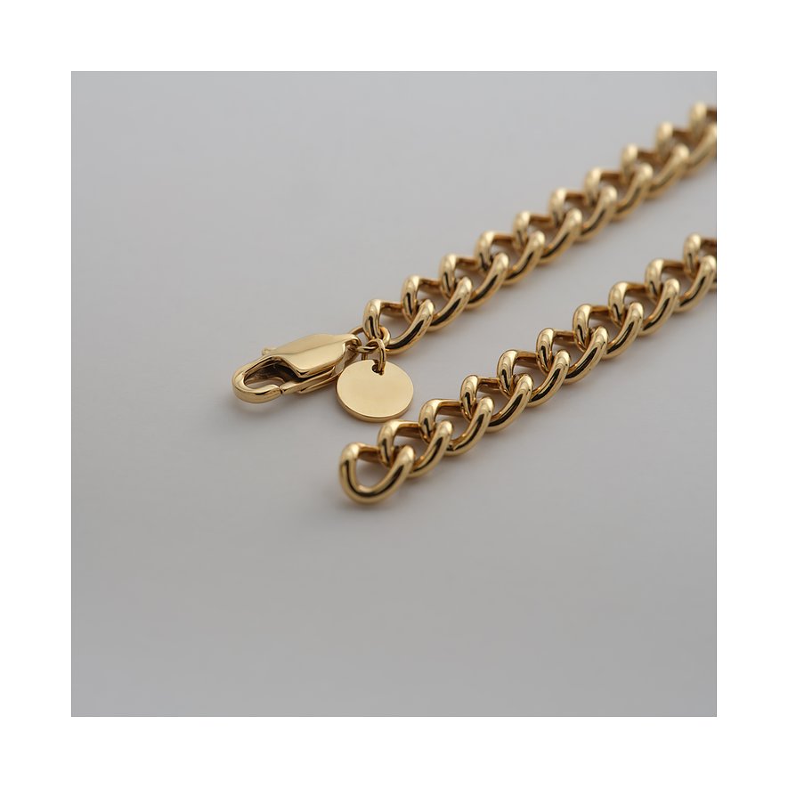 Nahaufnahme einer dicken, goldenen Kette von Guido Maria Kretschmer aus Edelstahl mit Karabinerverschluss.