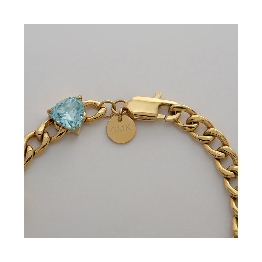 Guido Maria Kretschmer Armschmuck aus goldfarbenem Edelstahl mit hellblauem dreieckigem Zirkonia-Farbstein.