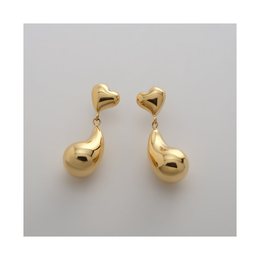 Une paire de boucles d'oreilles pendantes Guido Maria Kretschmer couleur or en acier, cœur en haut, goutte en bas.
