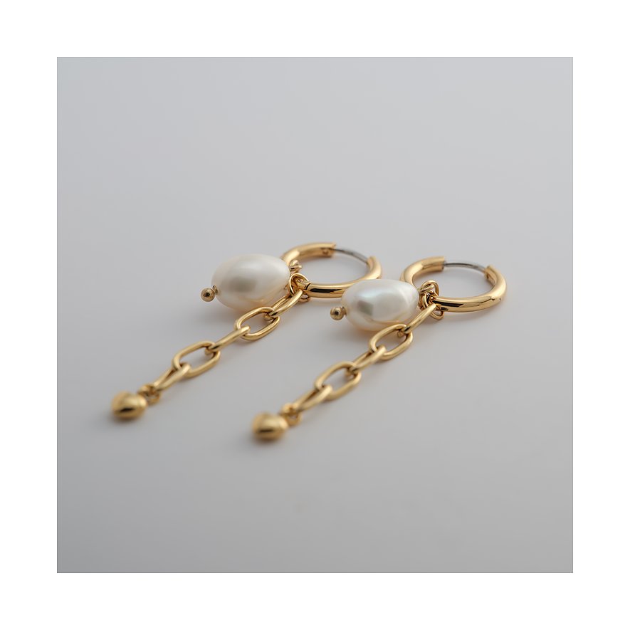 Guido Maria Kretschmer Ohrschmuck aus gelbvergoldetem Edelstahl mit Perlen, die an feinen Ketten hängen.