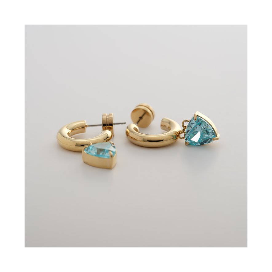 Zwei Guido Maria Kretschmer Ohrringe aus goldfarbenem Edelstahl mit hellblauen Zirkonia-Farbsteinen.