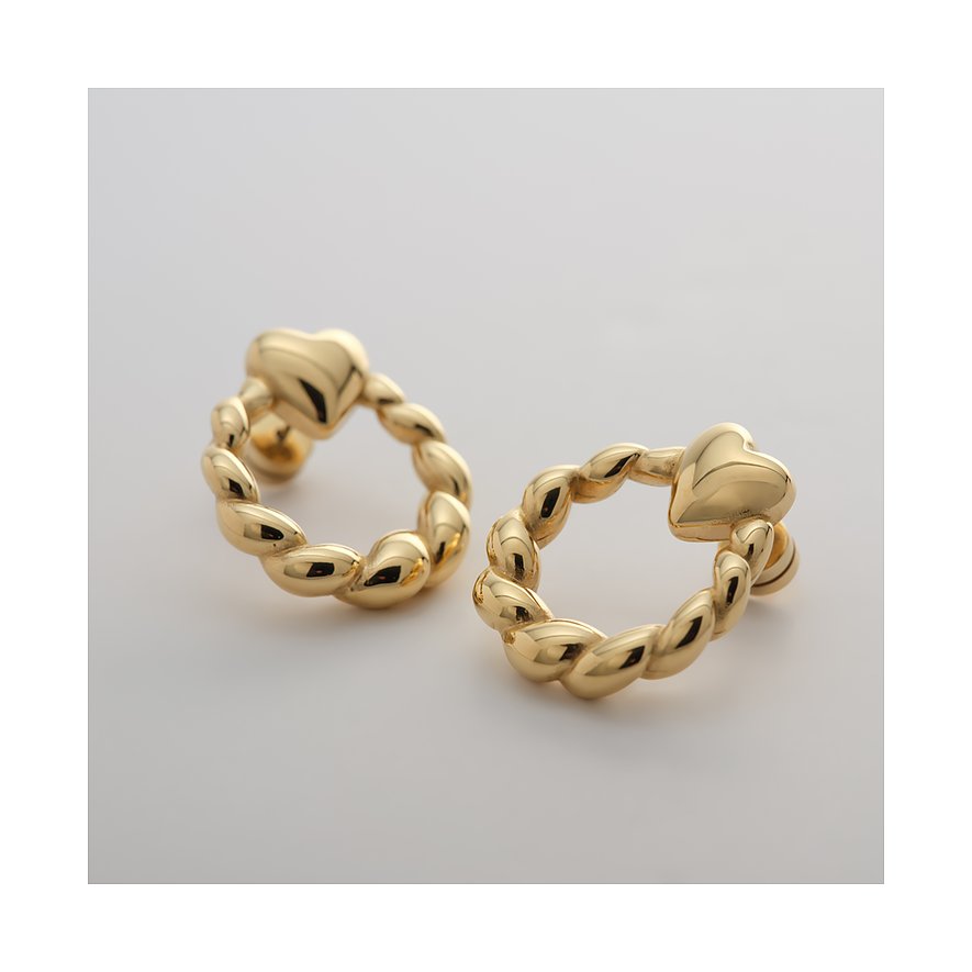 Zwei Guido Maria Kretschmer Ohrringe aus goldfarbenem Edelstahl, die wie gedrehte Creolen mit Herzdetails aussehen.