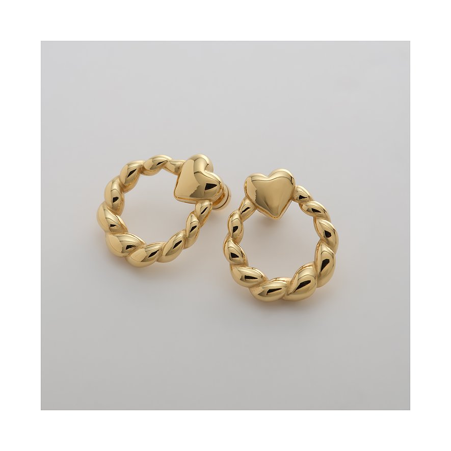 Zwei Guido Maria Kretschmer Herz Ohrringe aus goldenem Edelstahl gefertigt, auf einem hellen Hintergrund.