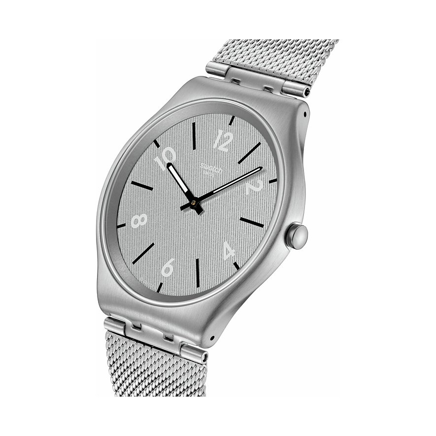 Swatch Unisexuhr aus Edelstahl in Silber mit geflochtenem Armband und hellem Zifferblatt mit schwarzen Zeigern.