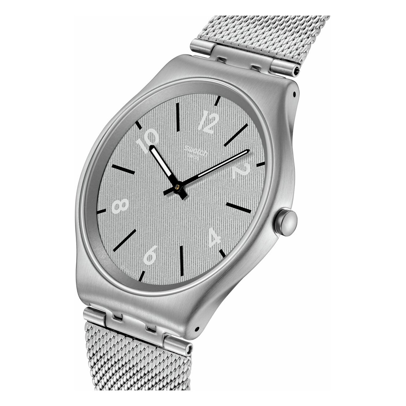 Swatch Unisexuhr aus Edelstahl in Silber mit geflochtenem Armband und hellem Zifferblatt mit schwarzen Zeigern.