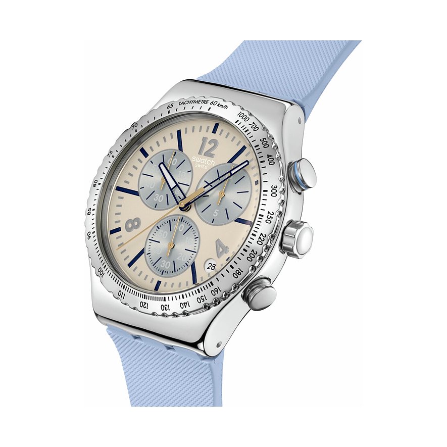 Orologio Swatch unisex in acciaio, quadrante chiaro, tre cronografi e cinturino azzurro, angolato di lato.