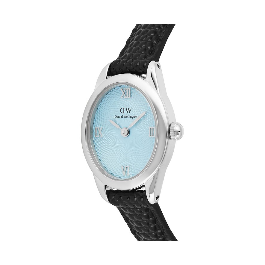 Daniel Wellington Damenuhr aus Silber mit schwarzem Lederarmband und hellblauem Zifferblatt schräg von oben.