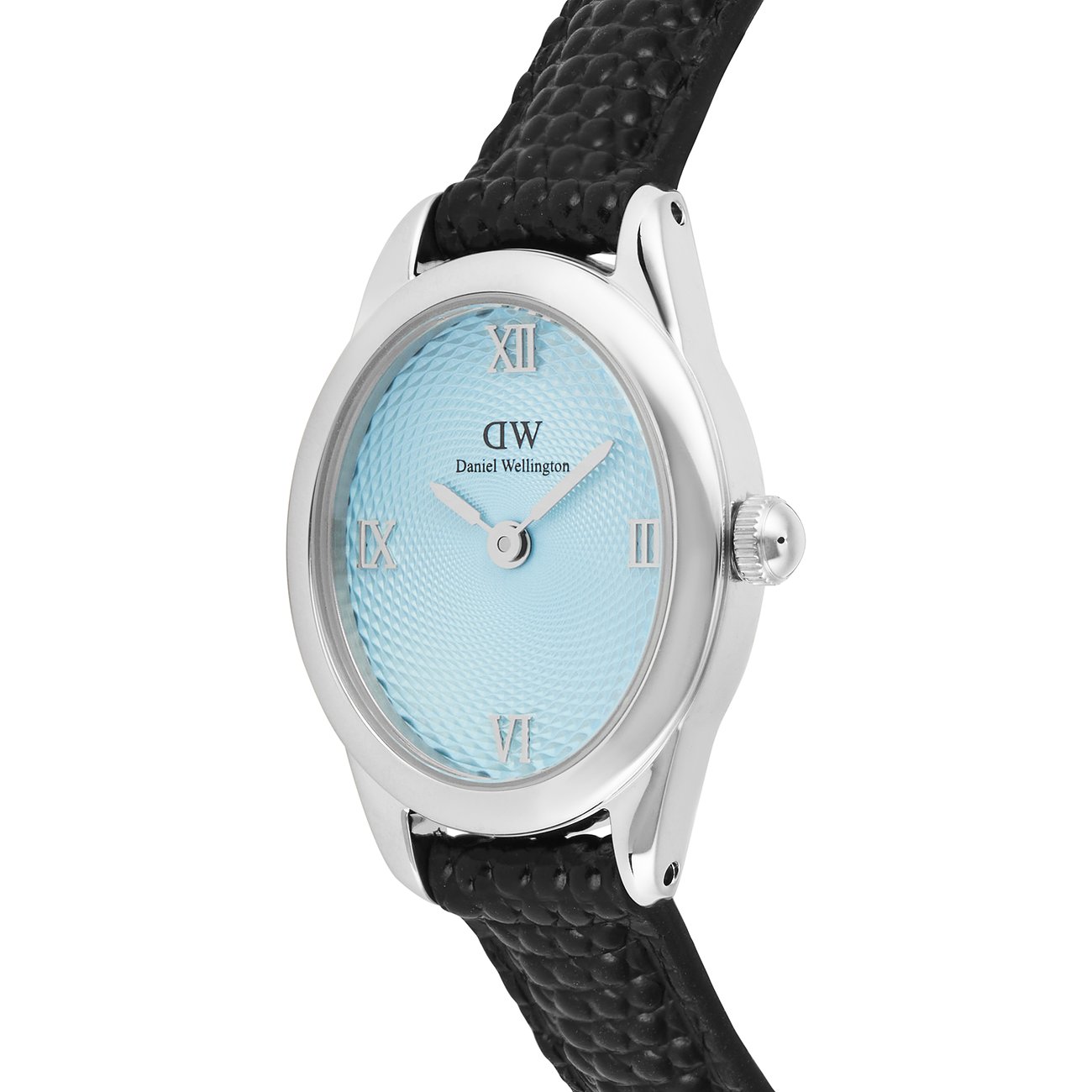 Daniel Wellington Damenuhr aus Silber mit schwarzem Lederarmband und hellblauem Zifferblatt schräg von oben.