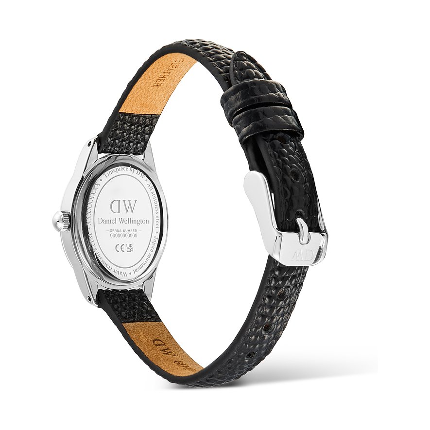 Rückansicht einer Daniel Wellington Damenuhr mit schwarzem Lederarmband und silberner Dornschließe.