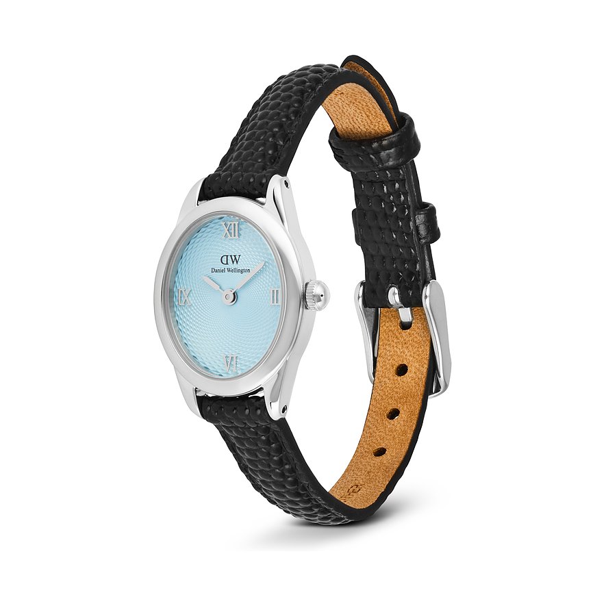 Daniel Wellington Damenuhr mit schwarzem Lederarmband und hellblauem Zifferblatt auf weißem Hintergrund.