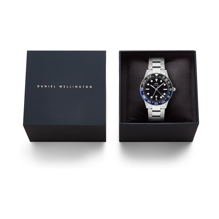 Die Daniel Wellington Herrenuhr aus Edelstahl in einer offenen Geschenkbox. Neben der Uhr liegt die andere Boxhälfte.