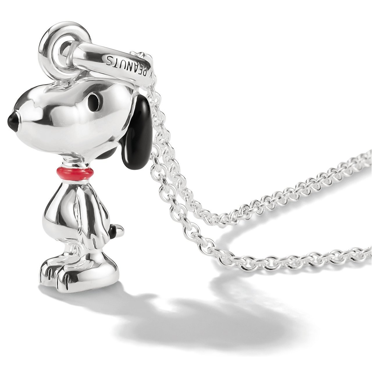 Thomas Sabo Halsschmuck „Snoopy“ aus Silber und Emaille. Glänzender Snoopy-Anhänger mit rotem Halsband an Silberkette.