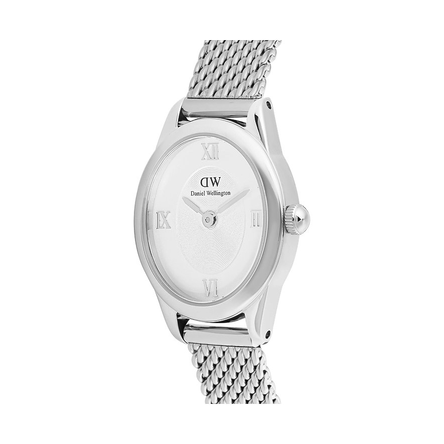 Daniel Wellington Damenuhr aus Edelstahl mit ovalem, silbernen Zifferblatt und silberfarbenem Mesh-Armband.