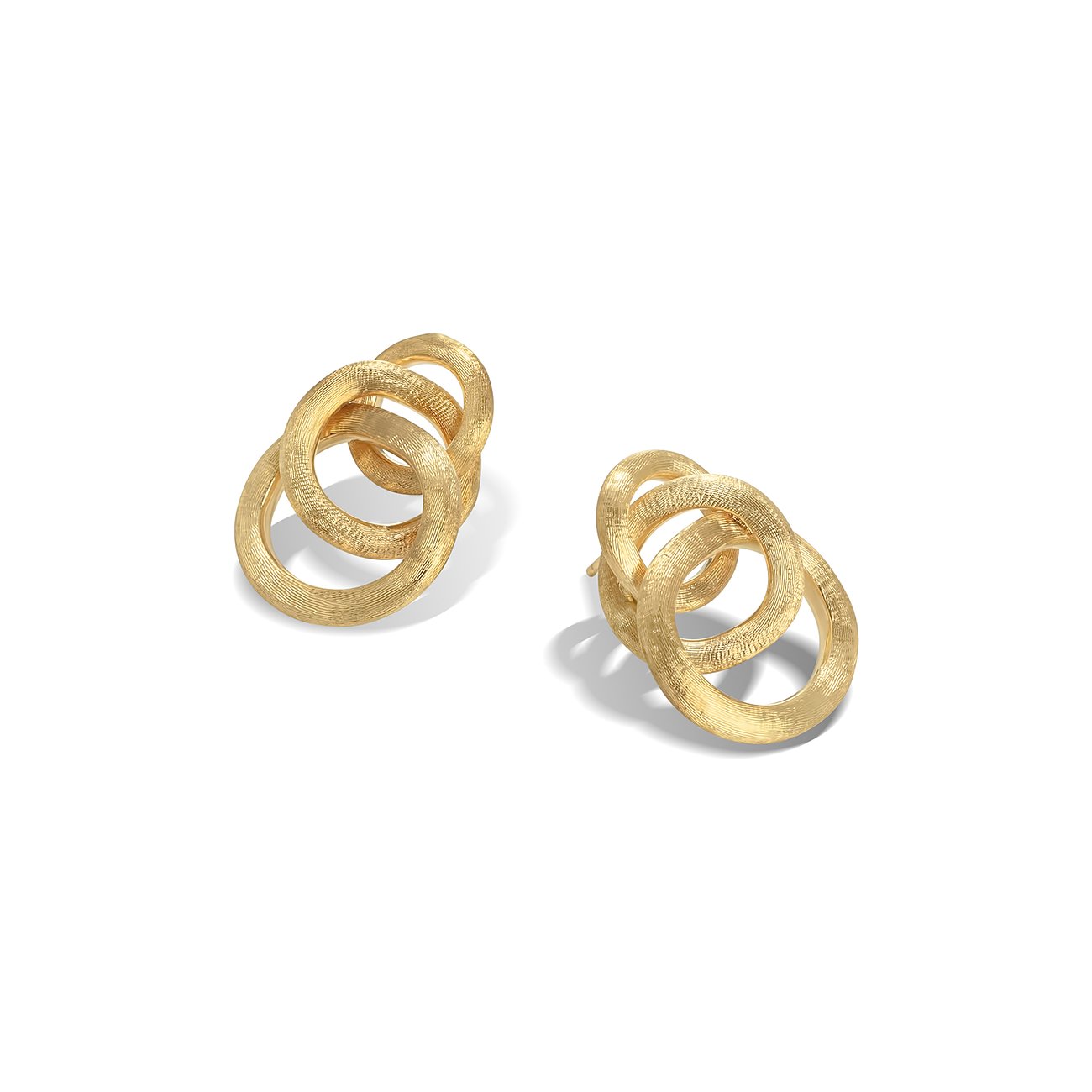 Nahaufnahme von zwei Marco Bicego Ohrschmuck aus Gelbgold mit ineinandergreifenden, strukturierten Ringen.