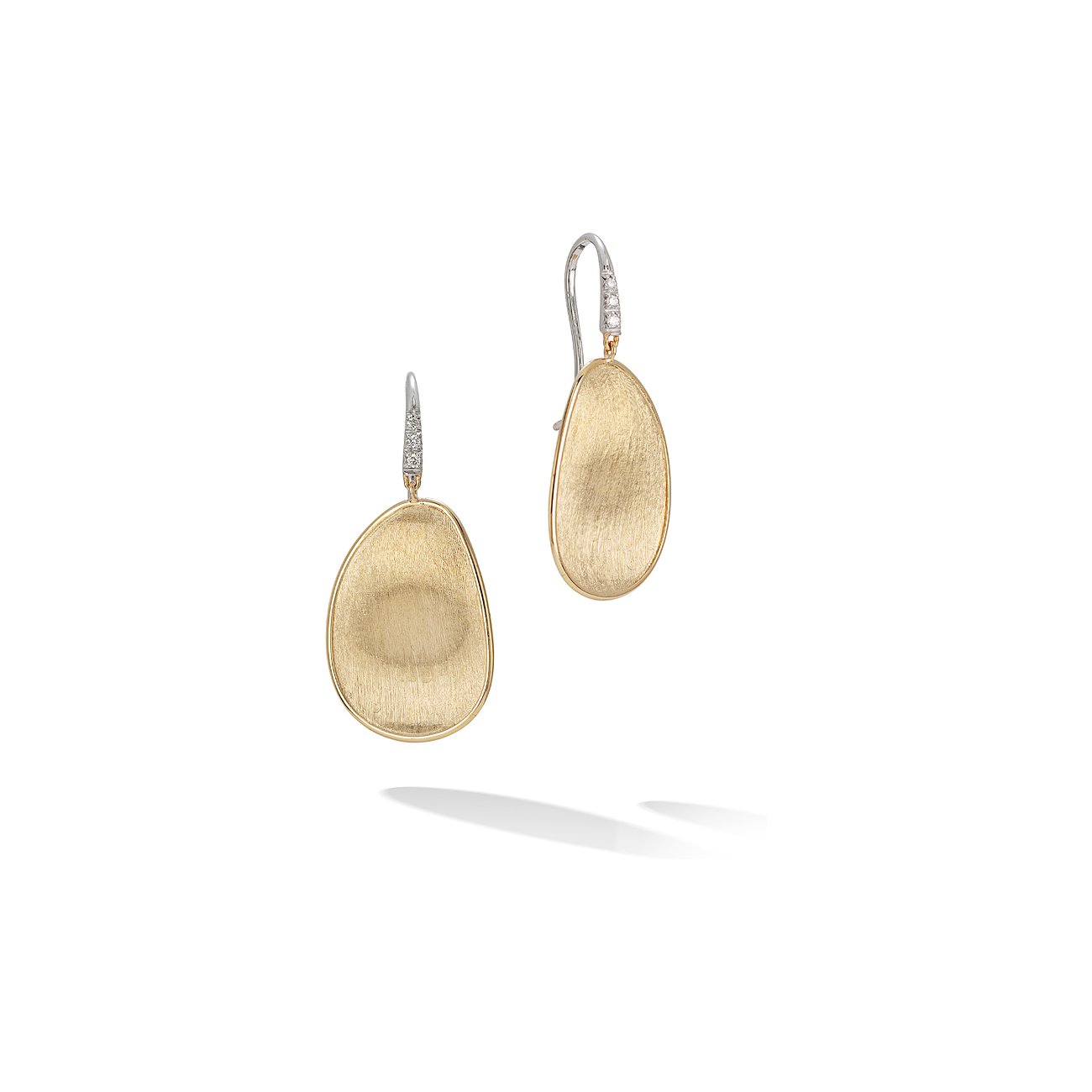 Marco Bicego Ohrschmuck aus Gelb- und Weißgold. Unregelmäßig geformte, mattierte Basis, schmale, diamantbesetzte Haken.