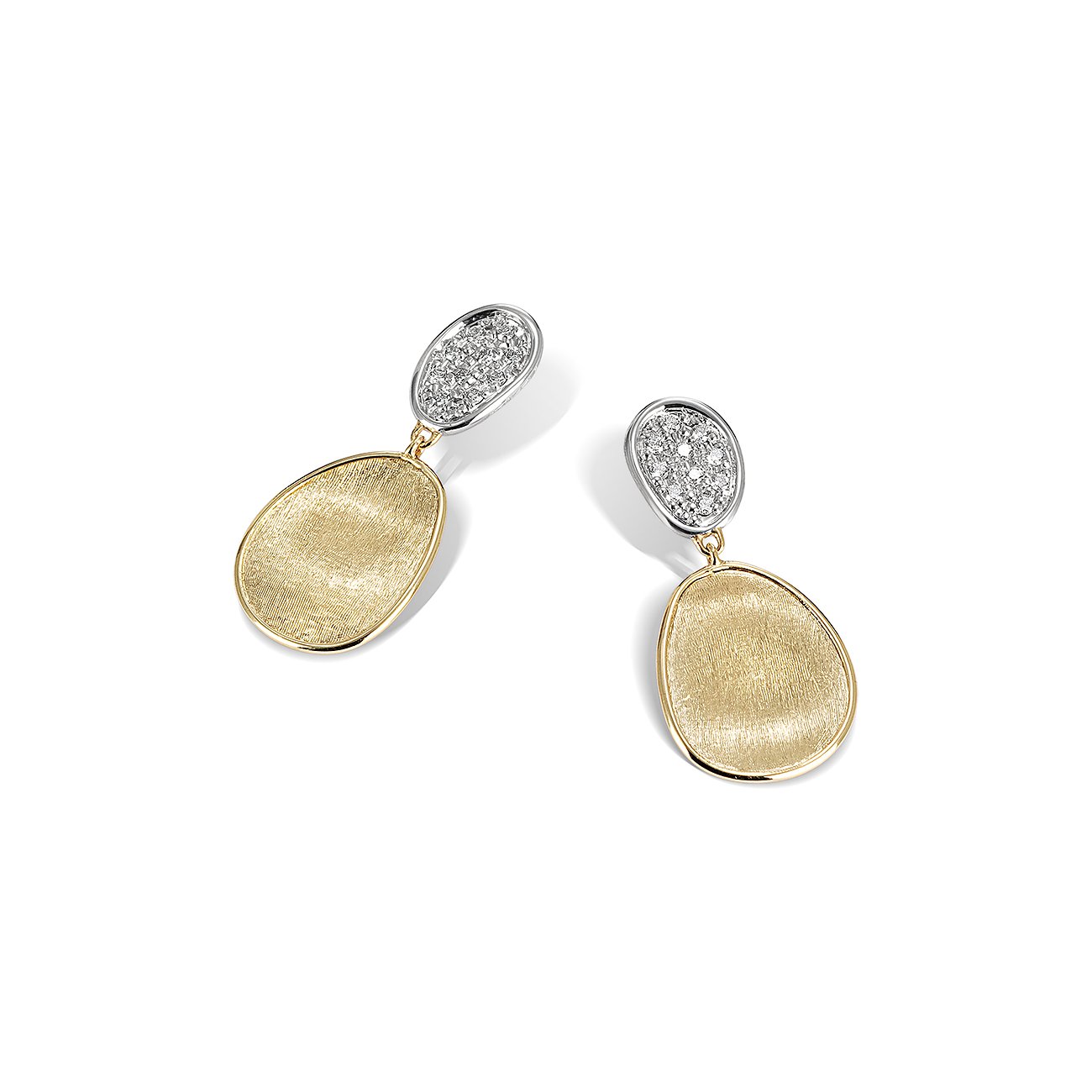 Marco Bicego Goldohrringe: ovale Anhänger aus mattiertem Gelbgold, kleinere Weißgold-Elemente mit Diamanten.
