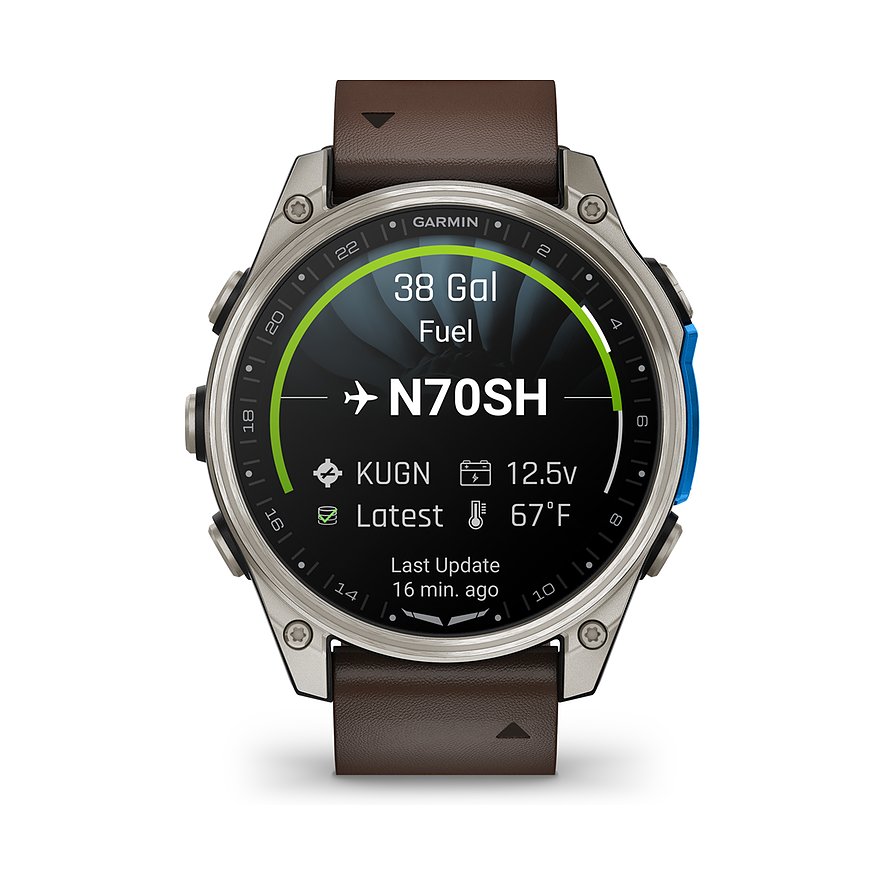 Eine Garmin Smartwatch aus Titan mit braunem Lederarmband und einem Display mit Flugdaten wie Tankfüllstand.