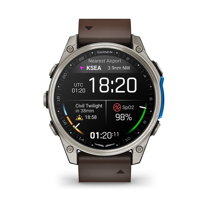 Eine Garmin Smartwatch aus Titan mit braunem Lederarmband, deren Display 18:20 Uhr und andere Daten anzeigt.
