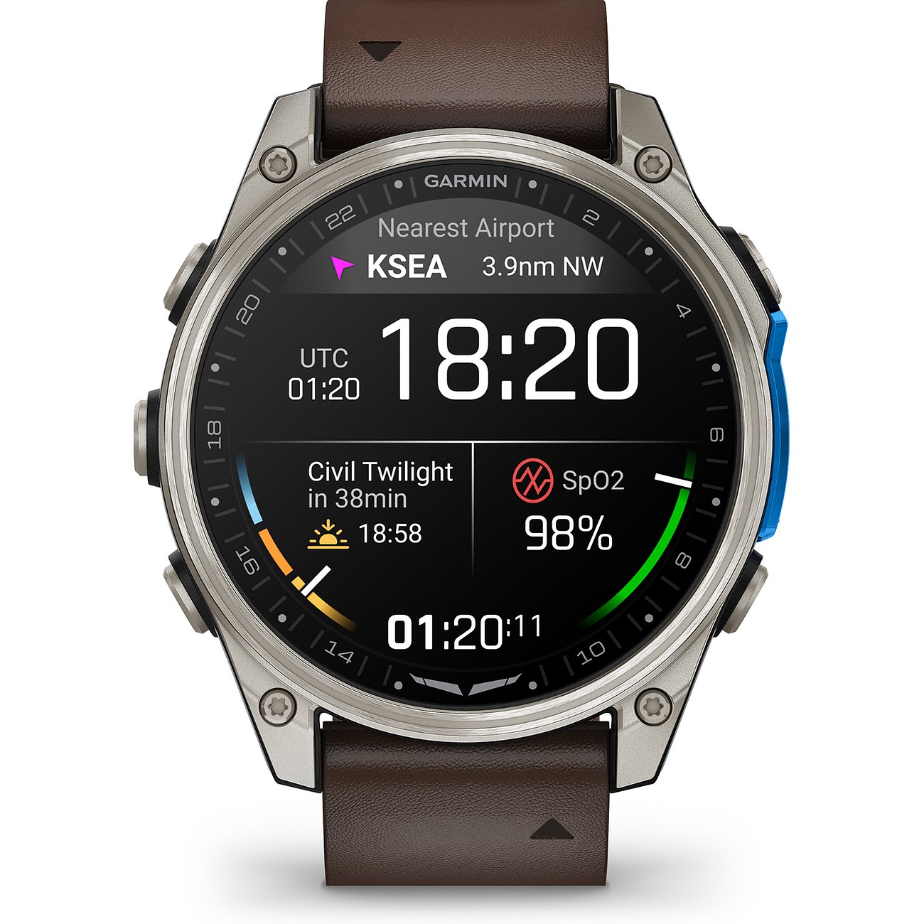Eine Garmin Smartwatch aus Titan mit braunem Lederarmband, deren Display 18:20 Uhr und andere Daten anzeigt.