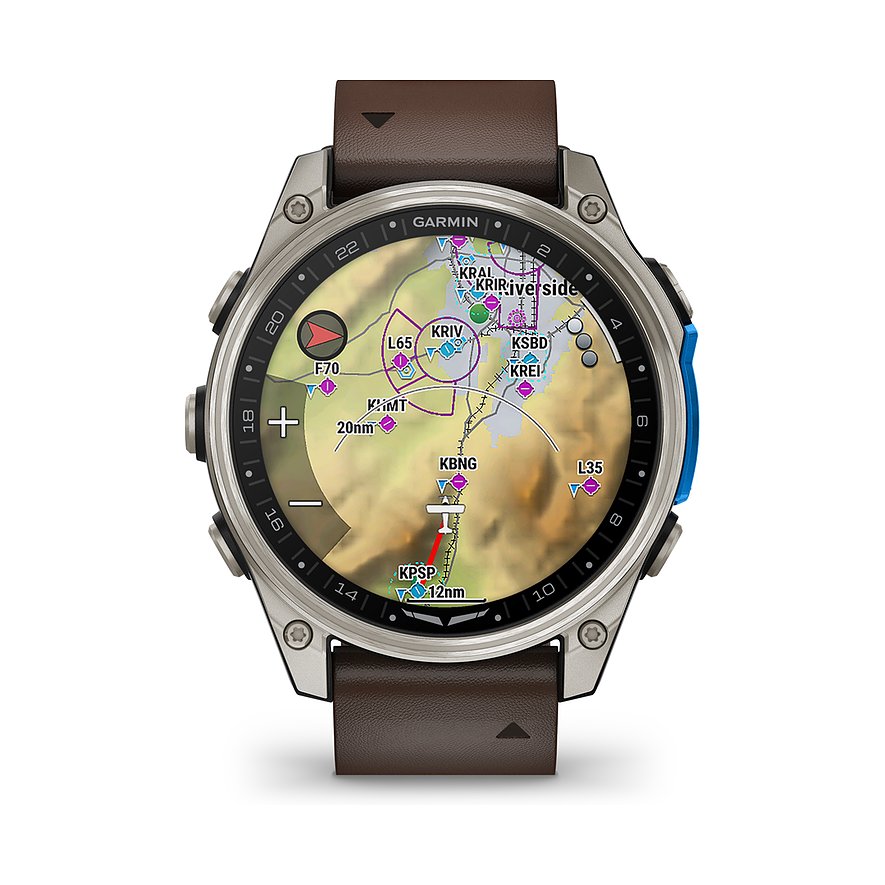 Eine Garmin Fenix Smartwatch aus Titan mit braunem Lederarmband und einer Navigationskarte auf dem Display.