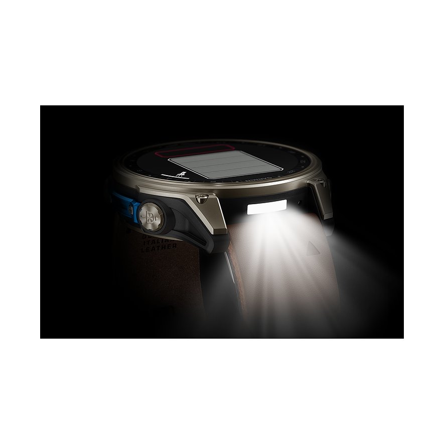 Nahaufnahme einer Garmin Smartwatch aus Titan, die ihre seitliche Taschenlampe leuchtend zeigt.