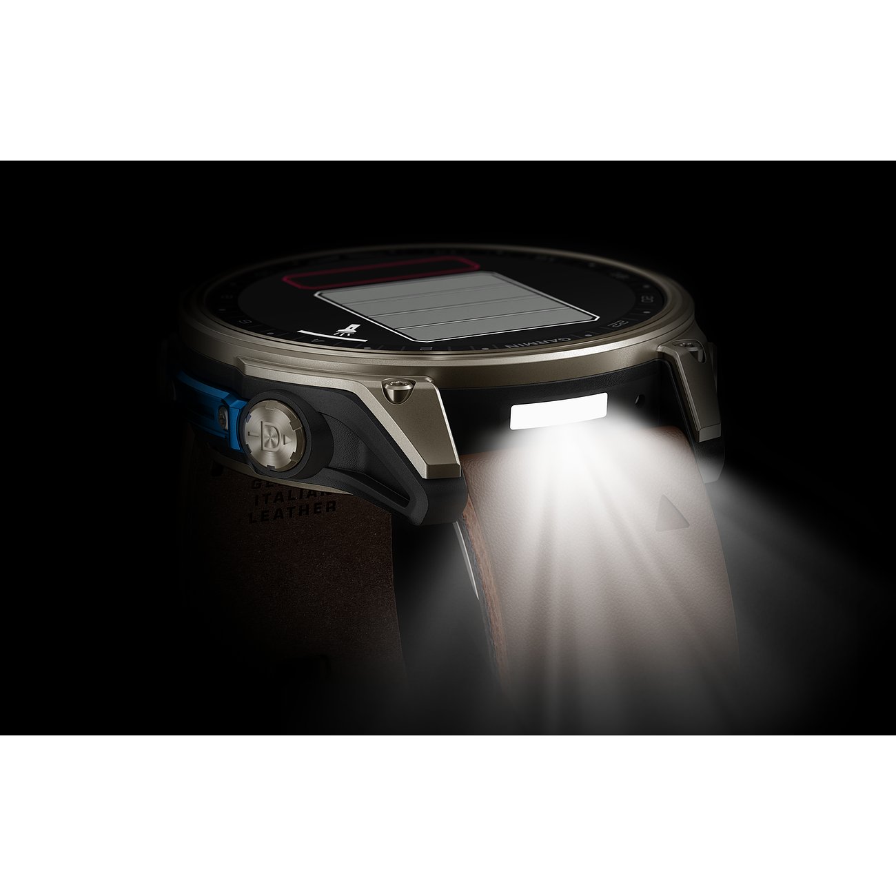 Nahaufnahme einer Garmin Smartwatch aus Titan, die ihre seitliche Taschenlampe leuchtend zeigt.