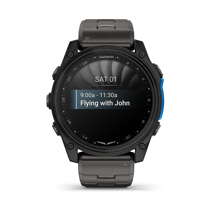 Eine schwarze Garmin Smartwatch aus Titan aus der Draufsicht mit einer blauen Taste und Uhrzeit.