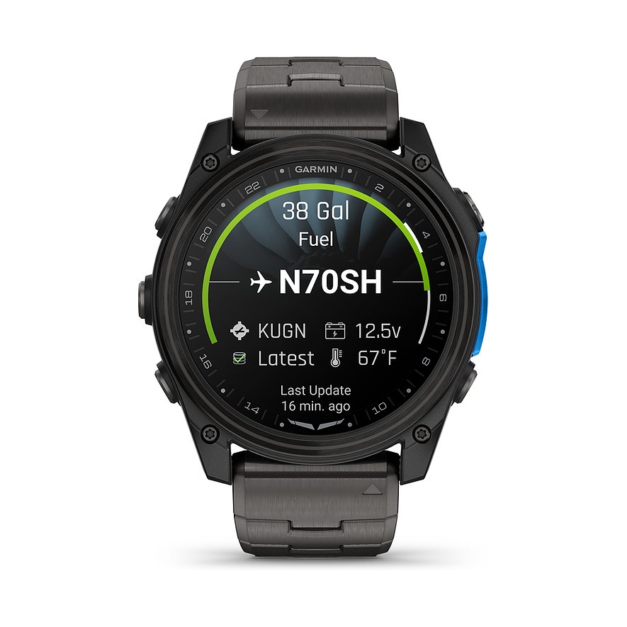 Eine schwarze Garmin Smartwatch aus Titan von vorne, das Display zeigt Navigation, Kraftstoff und Flugdaten an.