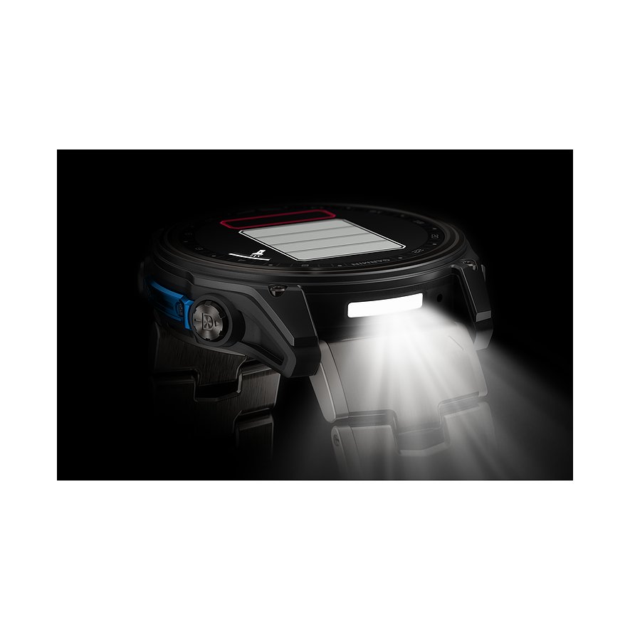 Nahaufnahme einer Garmin Titan Smartwatch mit hellem Licht und Akkustatus auf dem Zifferblatt.