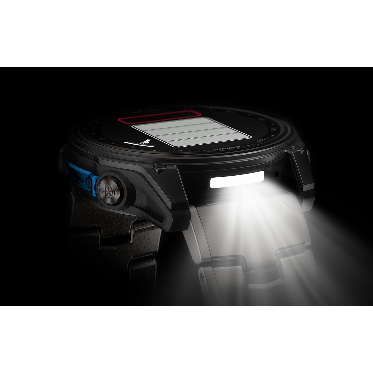 Nahaufnahme einer Garmin Titan Smartwatch mit hellem Licht und Akkustatus auf dem Zifferblatt.