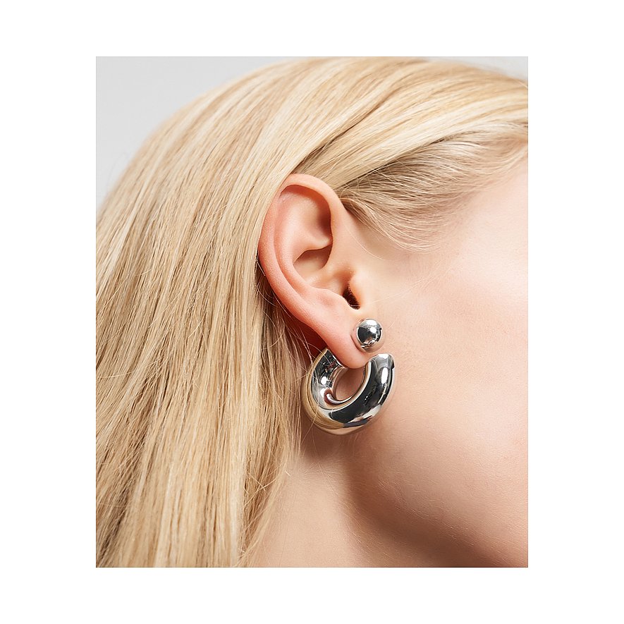 Nahaufnahme eines Ohres mit der Liebeskind Creolen-Ohrspange aus Edelstahl in glänzendem Silber, getragen mit hellem Haar.