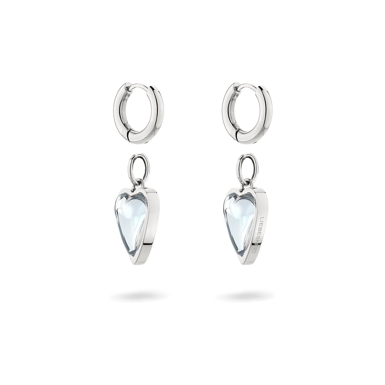 Liebeskind øreringe i rustfrit stål med hjerteformede, klare smykkesten, forfra.