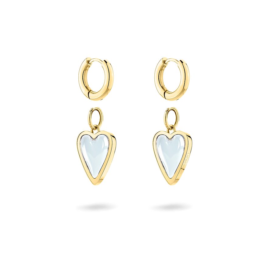 Zwei goldfarbene Liebeskind Edelstahl Ohrschmuck Creolen mit abnehmbaren herzförmigen Anhängern und milchig weißen Steinen.