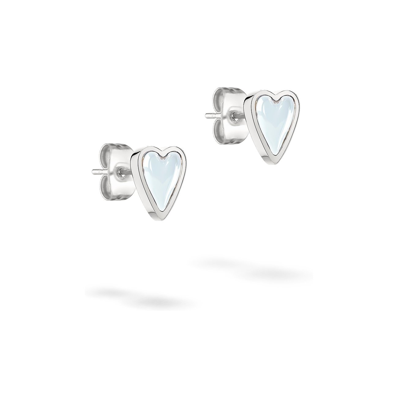 Två Liebeskind hjärtörhängen i rostfritt stål med lätt blåaktigt, mjölkigt inlägg, framifrån.